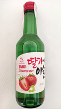 Carica l&#39;immagine nel visualizzatore di Gallery, Soju coreano alc. 13% aromatizzato alla fragola 360 ml
